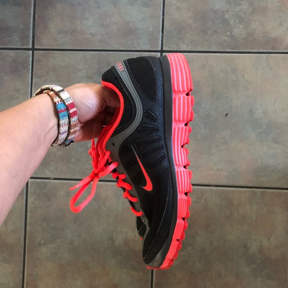 Women’s Nike’s - Picture 2 of 4